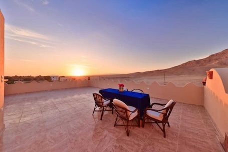 Outdoor dining. One-Bedroom Apartment