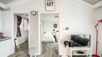 2 soverom, skrivebord, strykejern/-brett og reiseseng for barn