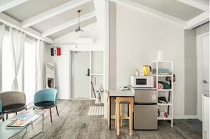 Kylskåp, mikrovågsugn, spishäll och vattenkokare