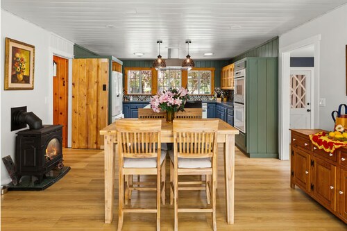 6bd/4ba Redwood Lodge Retreat w/Pool