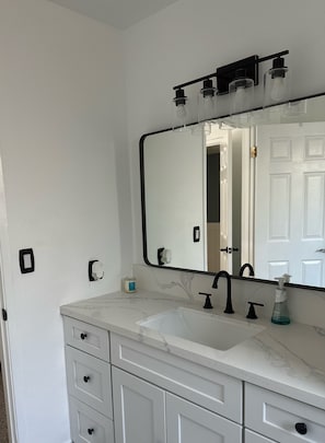 Douche, serviettes fournies, savon, papier toilette