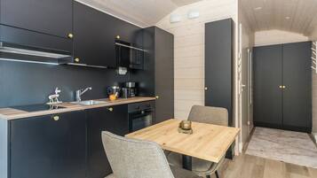 Refrigerador, microondas, lavavajillas y utensilios de cocina