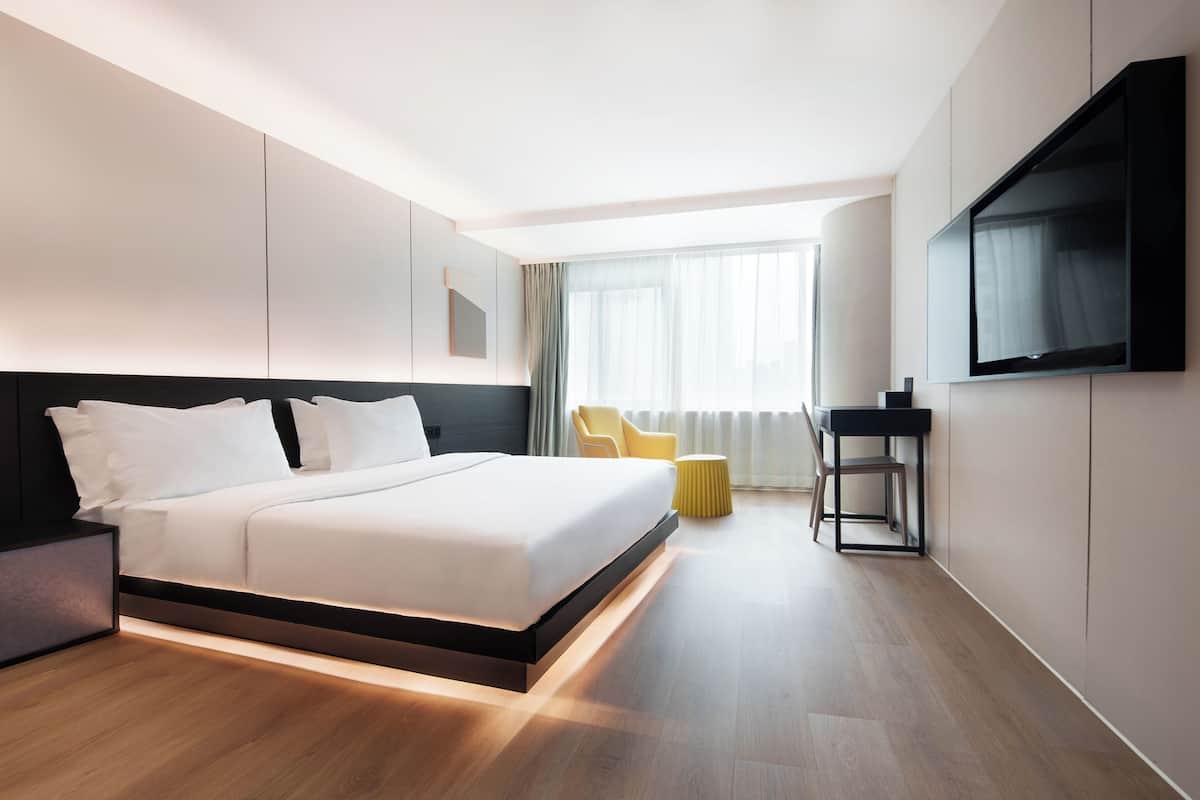 Quarto superluxo, 1 cama King, vista para a cidade | Cofres nos quartos, espaço de trabalho para notebook, cortinas blackout