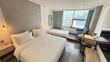 Caja de seguridad en la habitación y escritorio