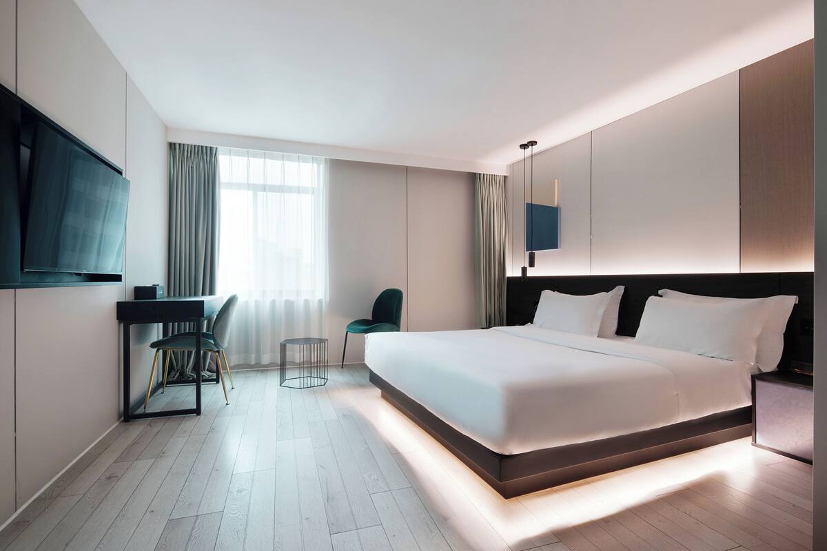 Kamar Double Kota, 1 Tempat Tidur King, pemandangan kota | Brankas, meja kerja, ruang kerja ramah laptop, dan tirai kedap cahaya