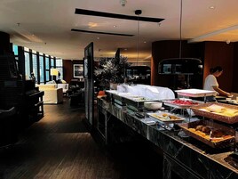 Daily buffet breakfast (CNY 20 per person)