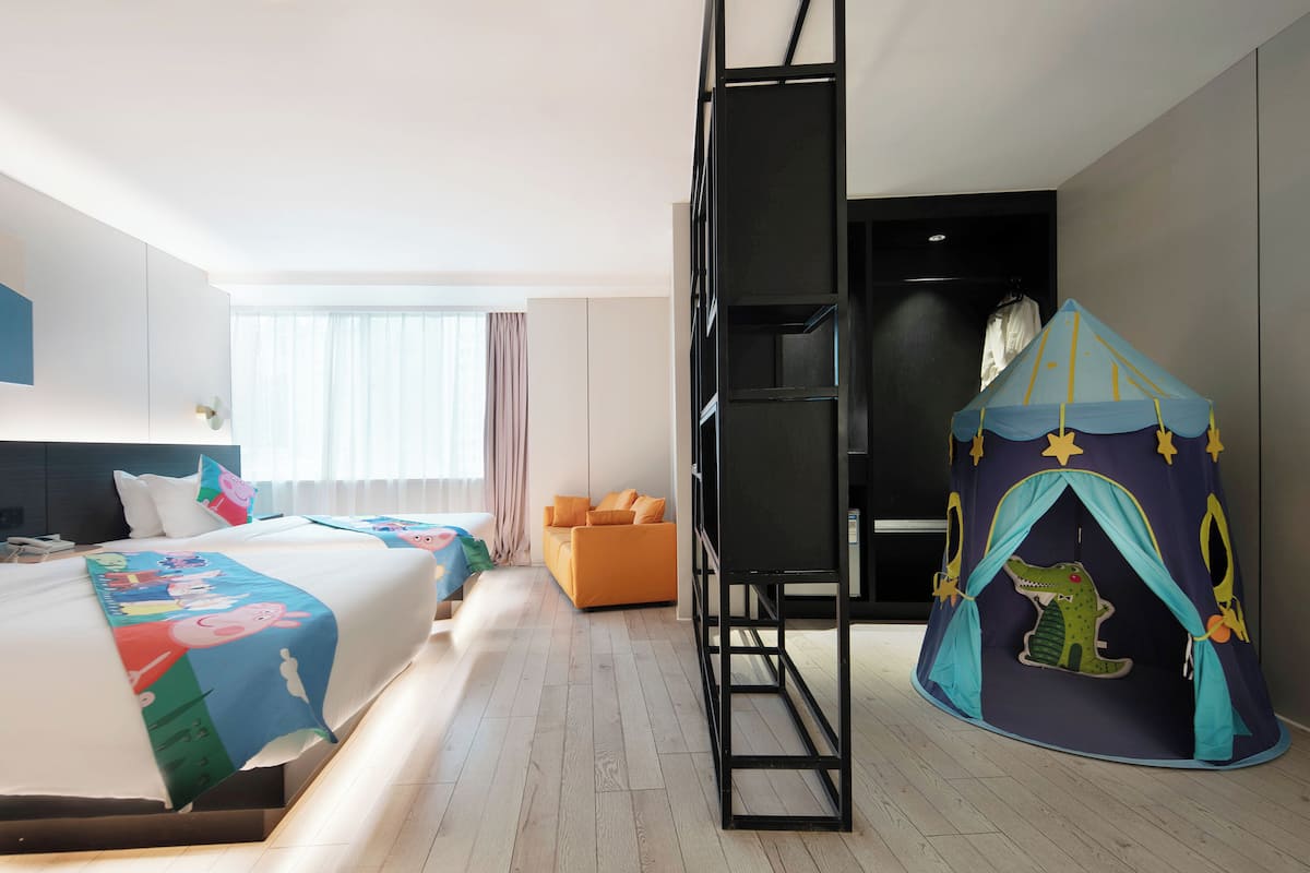Quarto duplo família, 1 quarto, vista para a cidade | Cofres nos quartos, espaço de trabalho para notebook, cortinas blackout
