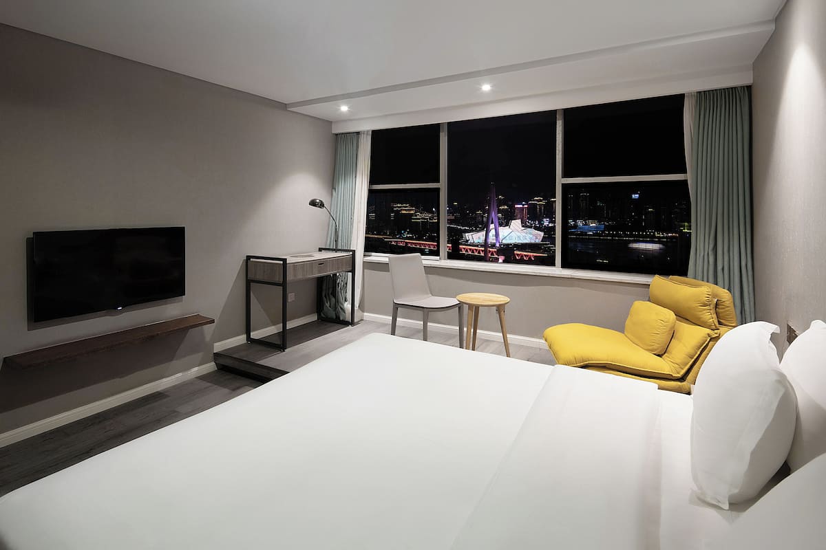 Quarto urbano, 1 cama King, vista para o rio | Cofres nos quartos, espaço de trabalho para notebook, cortinas blackout