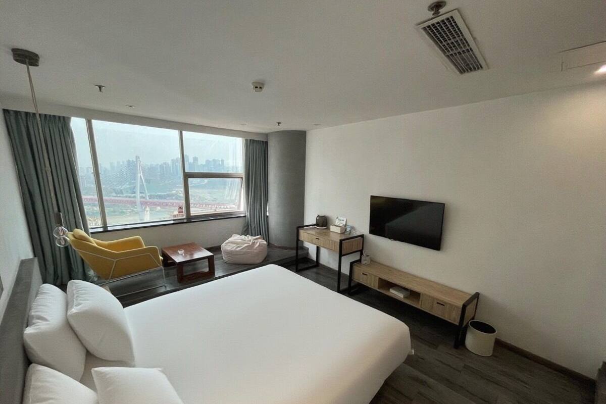 Kamar Kota, 1 Tempat Tidur King, pemandangan sungai | Brankas, meja kerja, ruang kerja ramah laptop, dan tirai kedap cahaya