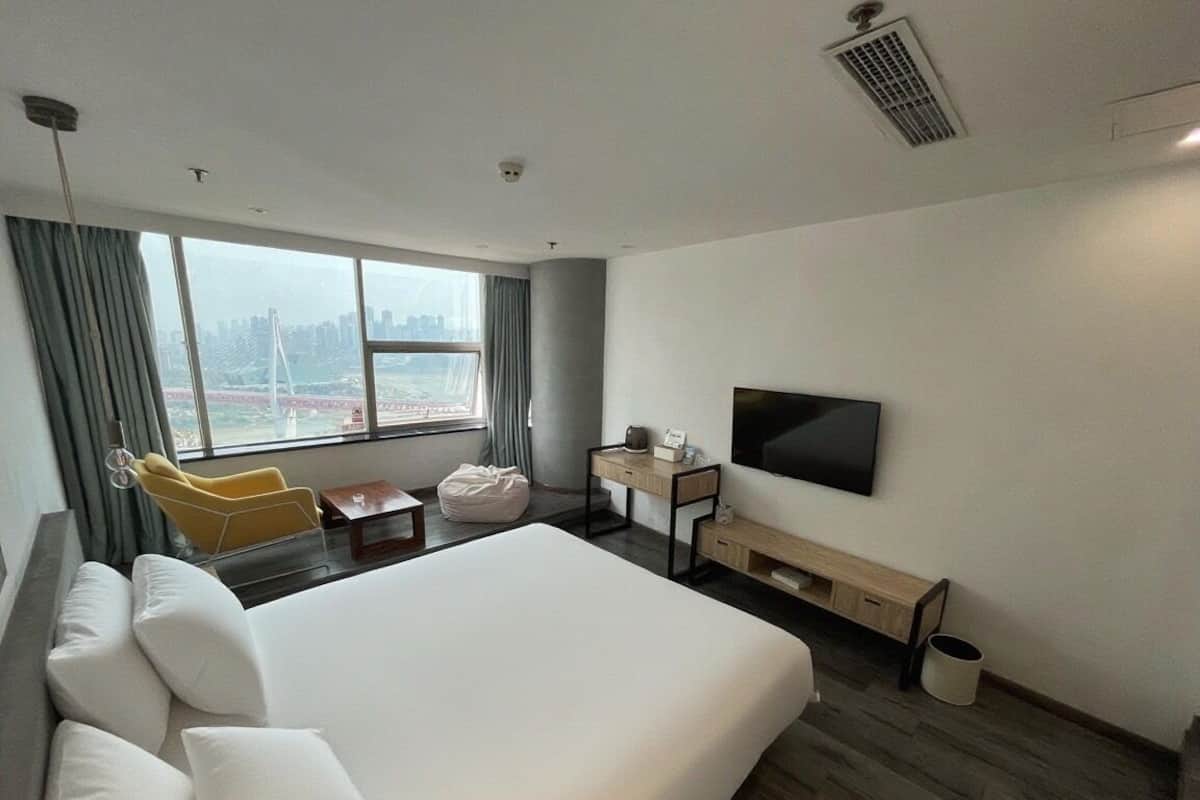Quarto urbano, 1 cama King, vista para o rio | Cofres nos quartos, espaço de trabalho para notebook, cortinas blackout