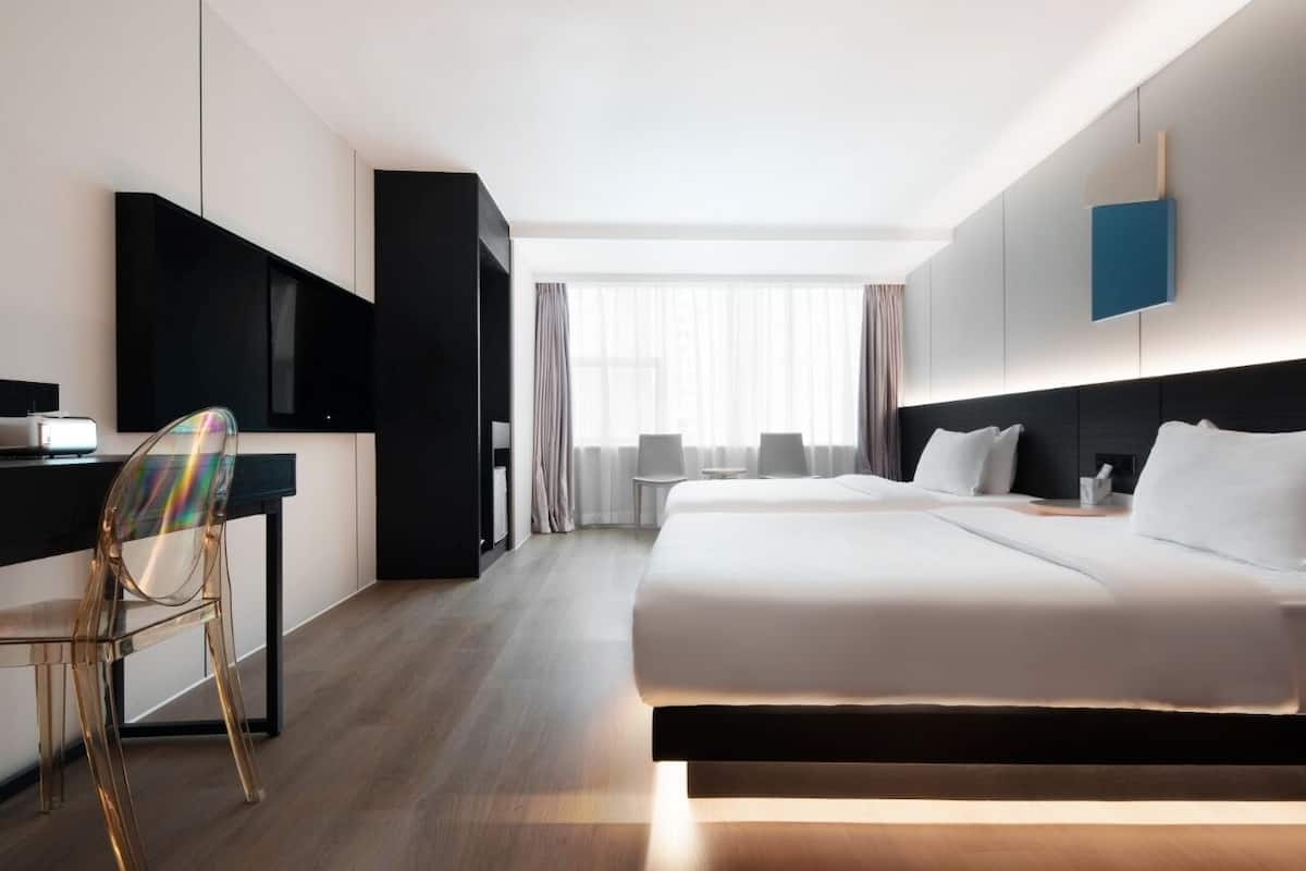 Quarto duplo urbano, geladeira, vista para a cidade | Cofres nos quartos, espaço de trabalho para notebook, cortinas blackout