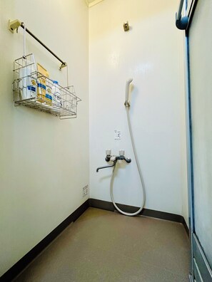 Basic Triple Room | Bathroom | Shower, hair dryer, towels, shampoo