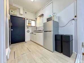 Basic Triple Room | Private kitchen | Fridge, microwave, cookware/dishes/utensils