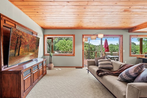 Family Retreat  ，Bocce Ball, BBQ, Game Room & Decks