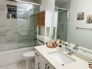 Haartrockner, Handtücher, Seife, Shampoo