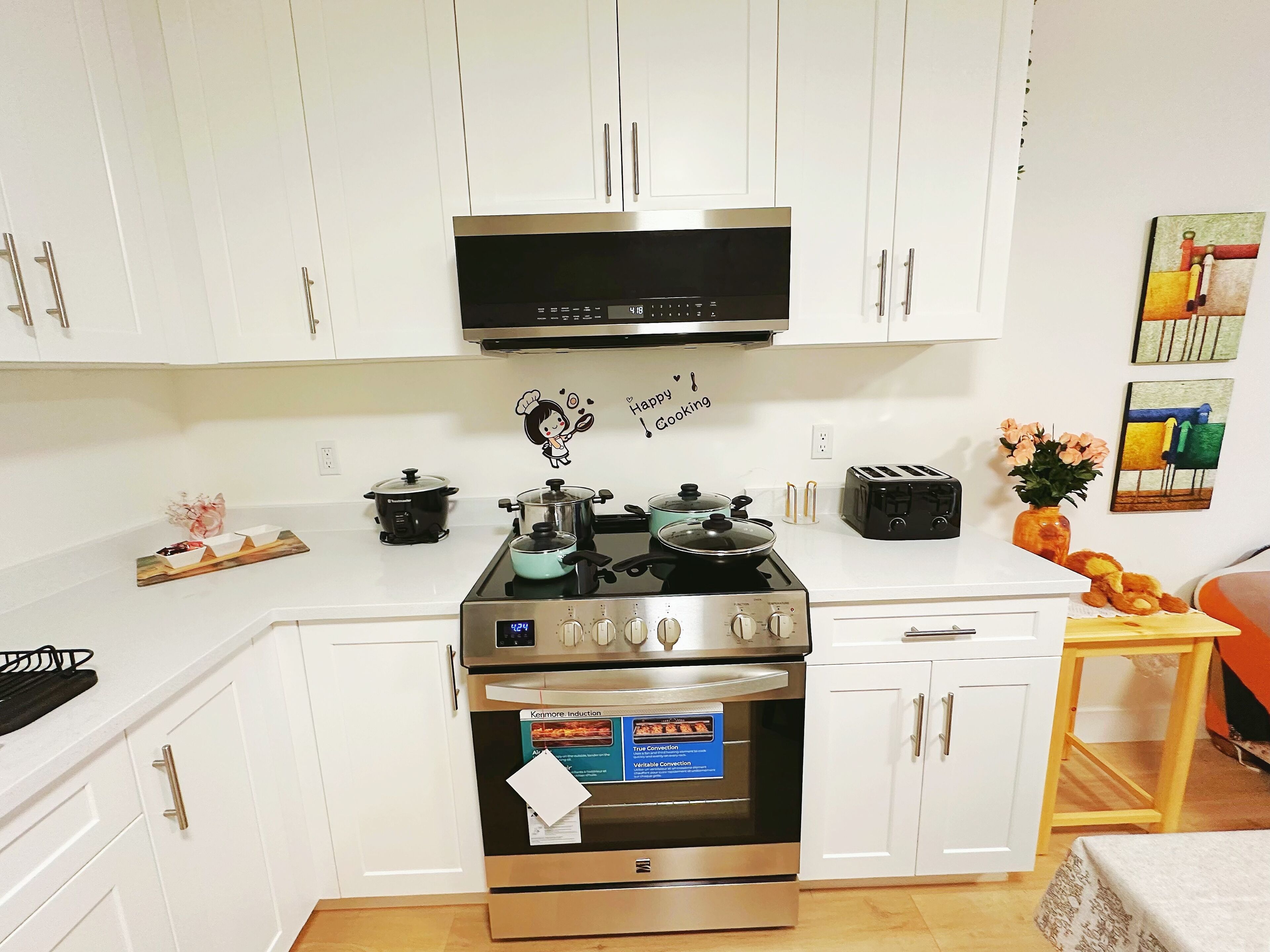 Frigorifero, microonde, forno, piano cottura