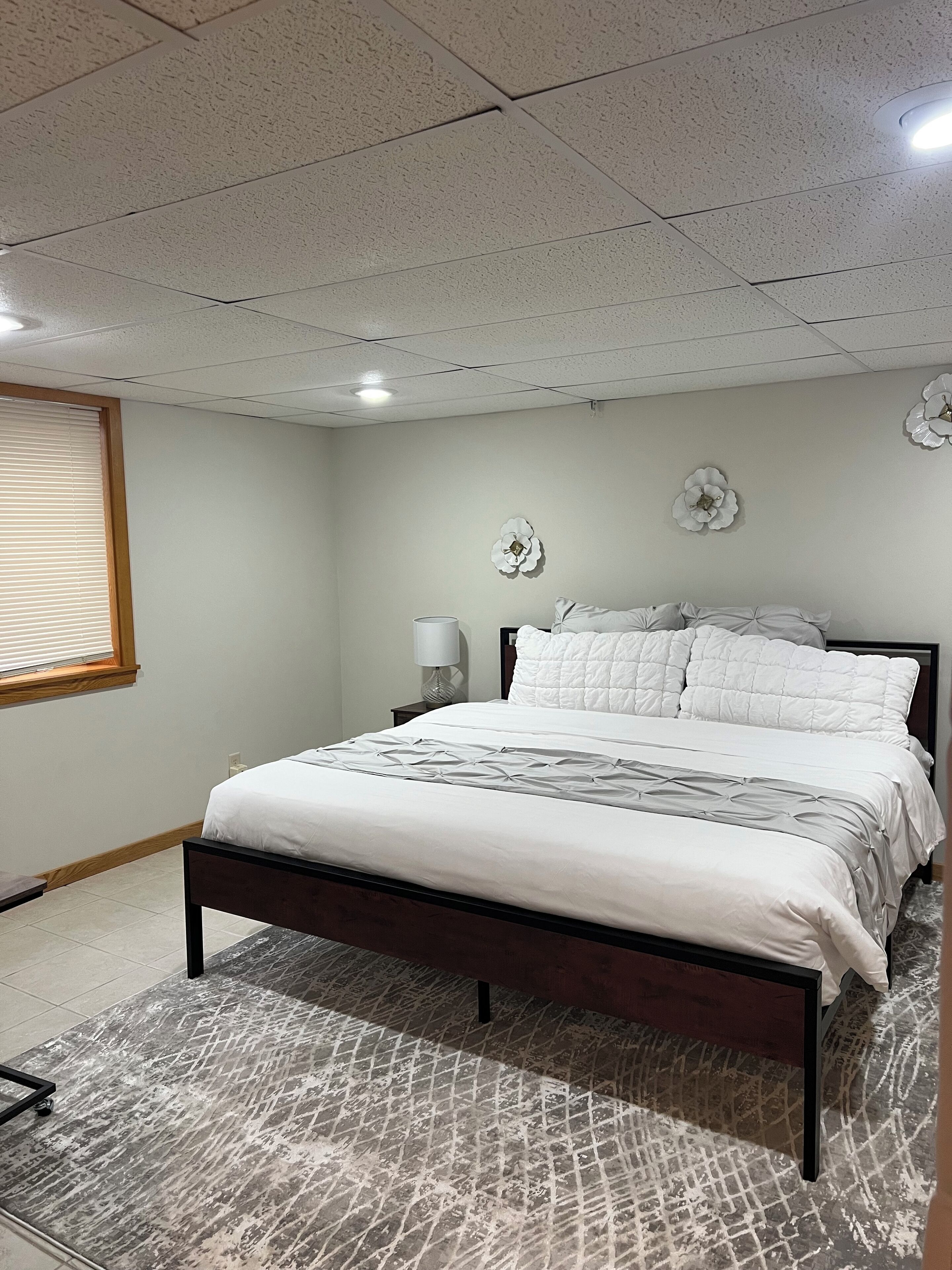 5 bedrooms, iron/ironing board, free WiFi, bed sheets