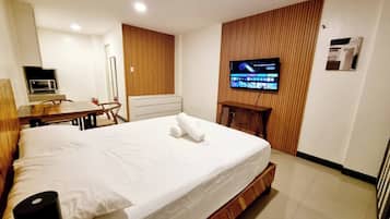 Suite estudio Deluxe | Escritorio, cortinas blackout y tabla de planchar con plancha