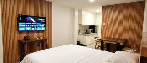 Suite estudio Deluxe | Escritorio, cortinas blackout y tabla de planchar con plancha