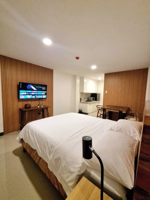 Deluxe Studio Suite | Desk, blackout drapes, iron/ironing board, free WiFi