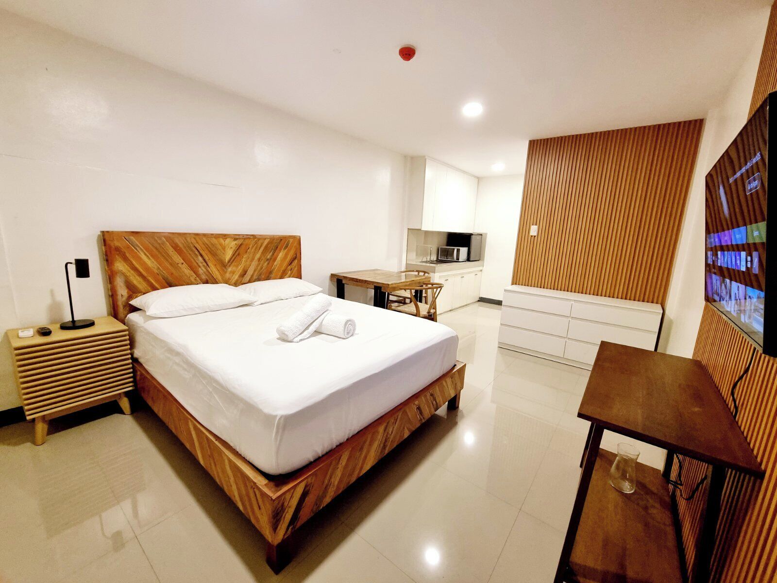 مكتب وستائر تعتيم ومكواة/لوح كي وواي فاي مجانًا