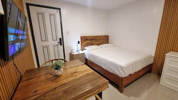 Perusstudio | Työpöytä, pimennysverhot, silitysrauta/-lauta, ilmainen Wi-Fi