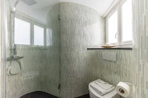 Apartamento | Banheiro | Secador de cabelo, toalhas de banho, shampoo 