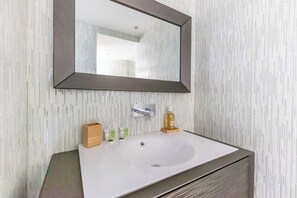 Apartment | Bathroom