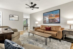 Smart TV - Howdy: King Beds/2 Miles to Campus (4BR/2Ba) (Bryan)