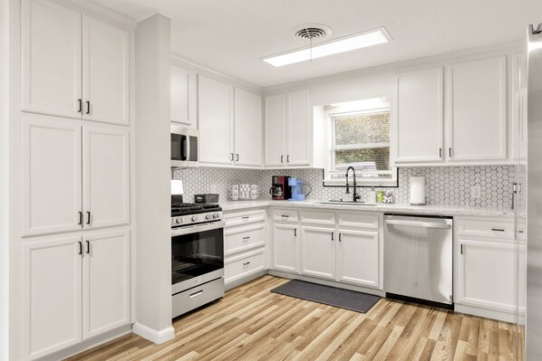 Frigorífico, microondas, horno y placa de cocina