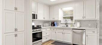 Howdy: King Beds/2 Miles to Campus (4BR/2Ba)