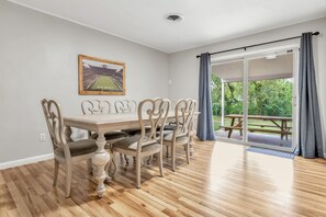 Dining - Howdy: King Beds/2 Miles to Campus (4BR/2Ba) (Bryan)