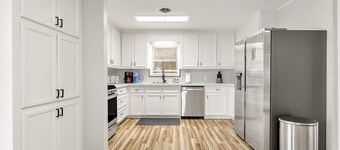 Howdy: King Beds/2 Miles to Campus (4BR/2Ba)
