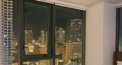 Miami Luxe Stay – 2BR/2BA w/ Balcony, Rooftop Pool + Prime Location