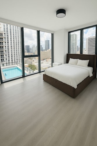 Miami Luxe Stay – 2BR/2BA w/ Balcony, Rooftop Pool + Prime Location