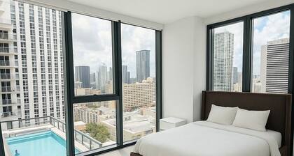 Miami Luxe Stay â 2BR/2BA w/ Balcony, Rooftop Pool + Prime Location