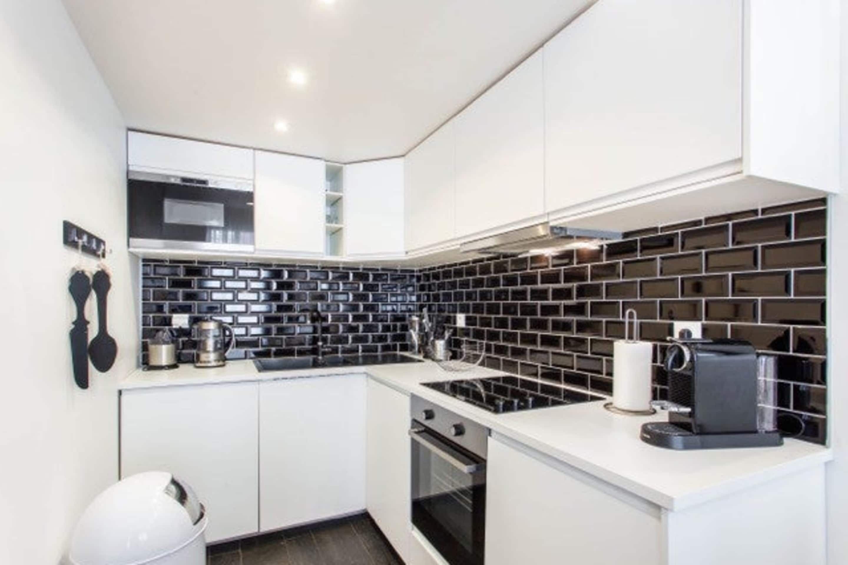 Apartment | Private kitchen | Fridge, microwave, oven, stovetop