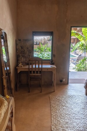 مكتب ومساحة عمل للكمبيوتر المحمول وواي فاي مجانًا