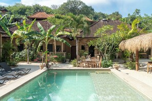 Outdoor pool - The House of The Rising Tide Boutique Hotel (Lembongan Island)