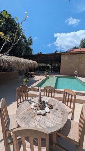 Una piscina al aire libre