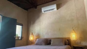 Escritorio, espacio para trabajar con laptop y wifi gratis