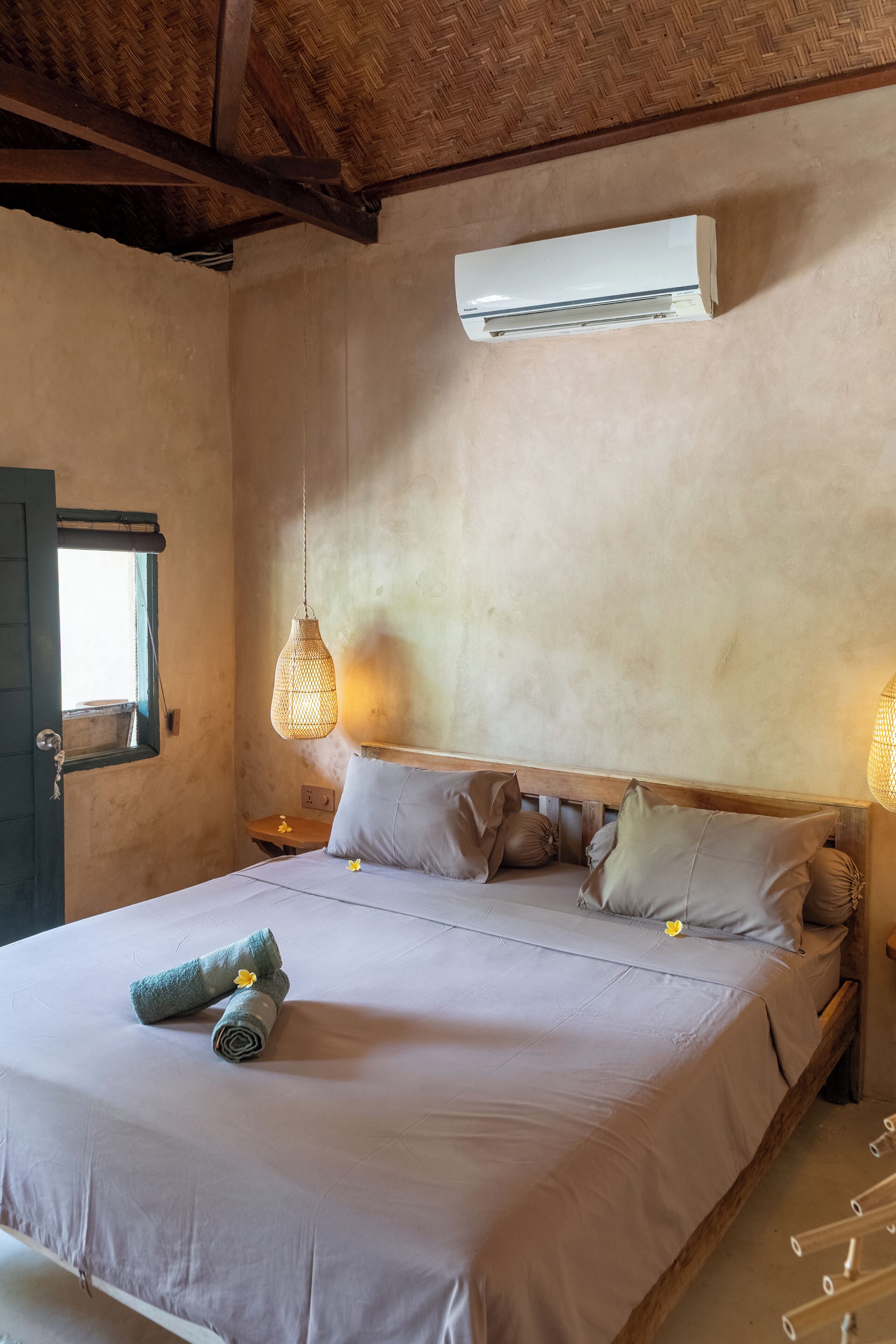 Escritorio, espacio para trabajar con laptop y wifi gratis 