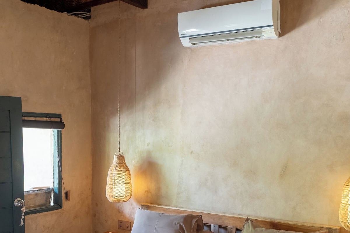 Escritorio, espacio para trabajar con laptop y wifi gratis