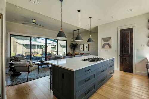 Luxe 3BR Lake Escape | BBQ, Firepit & Pickleball