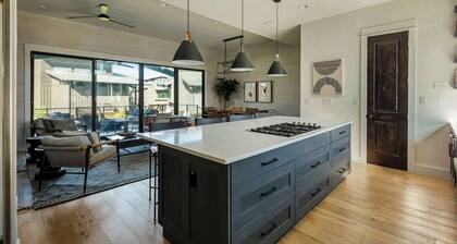 Luxe 3BR Lake Escape | BBQ, Firepit & Pickleball