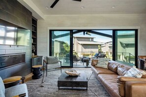 Televisión y chimenea