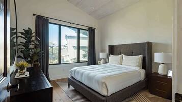 3 bedrooms, desk, iron/ironing board, WiFi