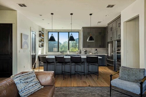 Luxe 3BR Lake Escape | BBQ | Firepit | Pickleball