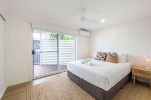 3 bedrooms, iron/ironing board, WiFi, bed sheets - Crest on Convent - Oceanstays - Steps to Cafes, Beaches & Town (Yamba)