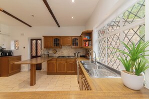 Micro-ondes, four, plaque de cuisson, lave-vaisselle